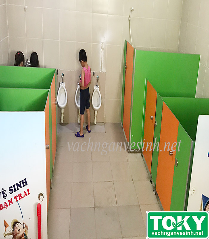 Vách ngăn vệ sinh Compact tại trường mầm non đô thị Sài Đồng
