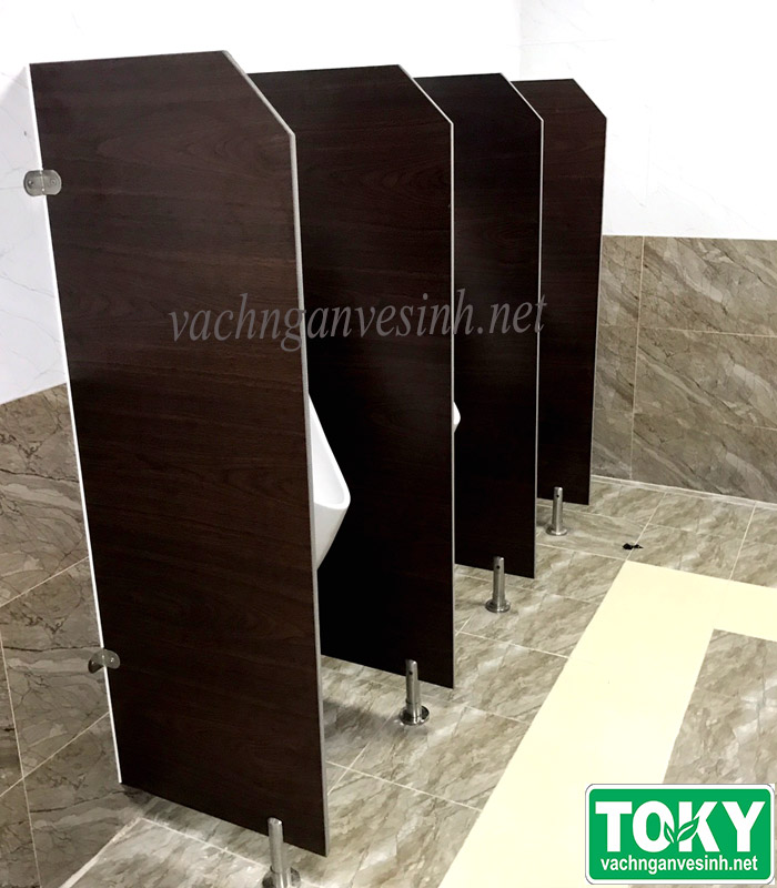 Nét hiện đại với vách tiểu nam bằng tấm Compact Công ty HEY GANG
