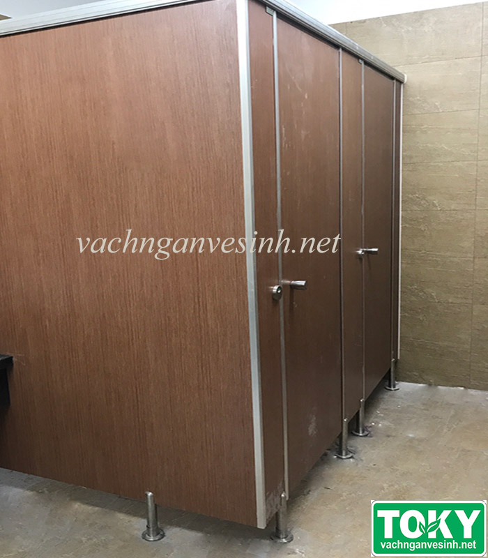Vách ngăn vệ sinh Compact màu vân gỗ tại nhà máy S-Dragon