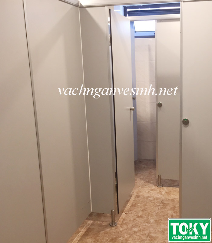 Lắp đặt vách ngăn vệ sinh tại khu văn phòng Vũ trọng Phụng