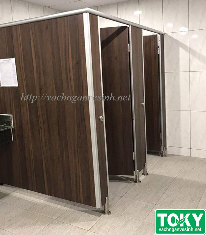 Nên lựa vách ngăn vệ sinh Compact hay MDF? [Chuyên gia khuyến cáo]