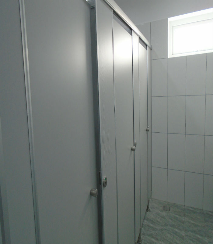 Làm gì khi công trình vách ngăn vệ sinh xuống cấp?