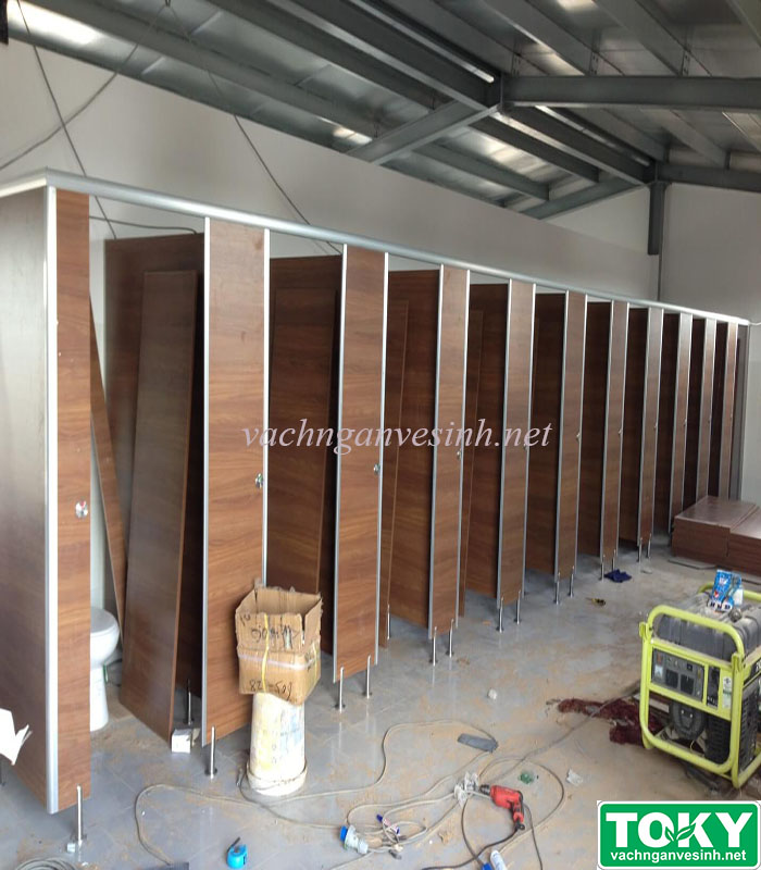 Làm thợ lắp đặt vách ngăn vệ sinh có dễ không?