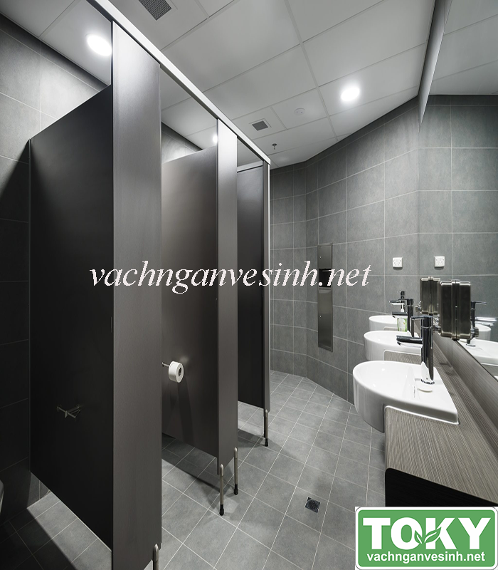 Sau khi sử dụng nhà vệ sinh nên đóng hay mở cửa?