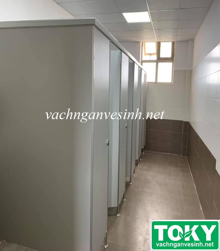 Thi công vách vệ sinh compact tại Đại học Giao thông Vận tải