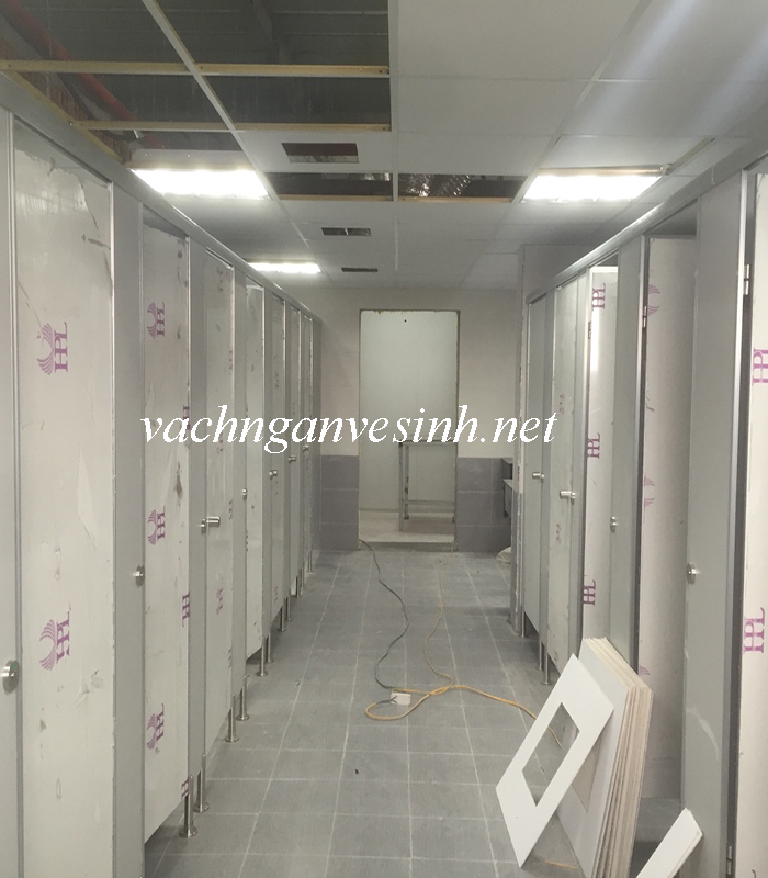 Biện pháp đảm bảo tiến độ thi công trong vách ngăn vệ sinh