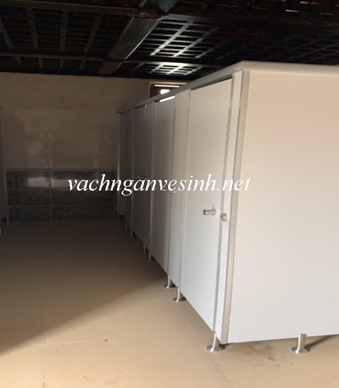 Nhà thầu vách ngăn vệ sinh compact tại chùa Vàng