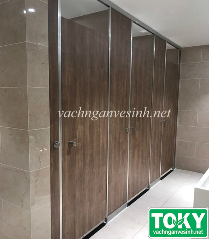 Nên hay không nên thi công vách ngăn vệ sinh trọn gói? Lời khuyên chuyên gia