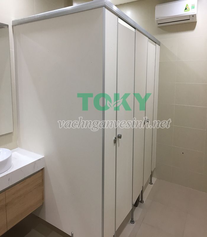 Thi công vách ngăn vệ sinh hoàn thiện tại Showroom YAMAZEN