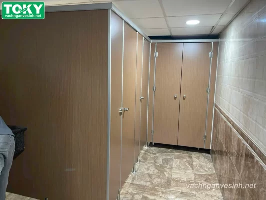 Bí quyết đánh bay mọi vết bẩn trên các tấm vách ngăn vệ sinh từ chuyên gia