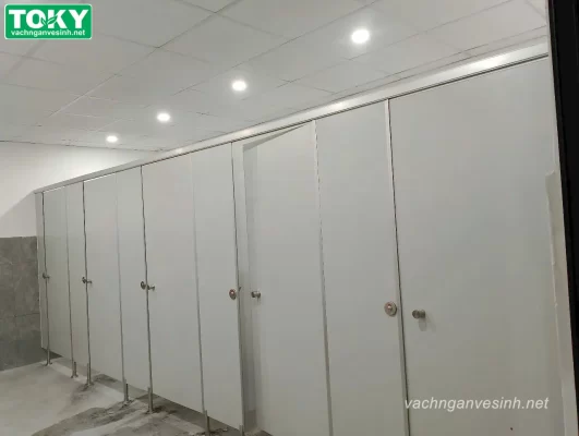 Cảnh giác với vách ngăn vệ sinh giá rẻ: Giá rẻ có thực sự rẻ