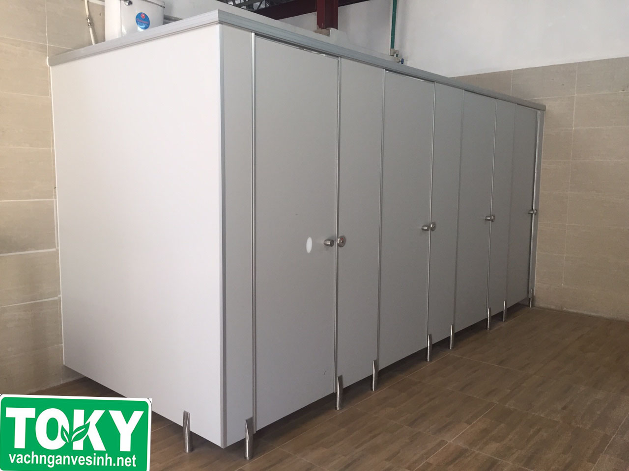 Đa Lợi thi công vách ngăn vệ sinh Compact tại Công ty Dự Phát