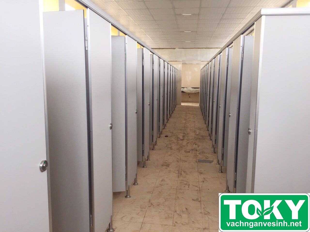 Vách ngăn vệ sinh Compact tại nhà máy gạch Thạch Bàn tỉnh Bắc Giang