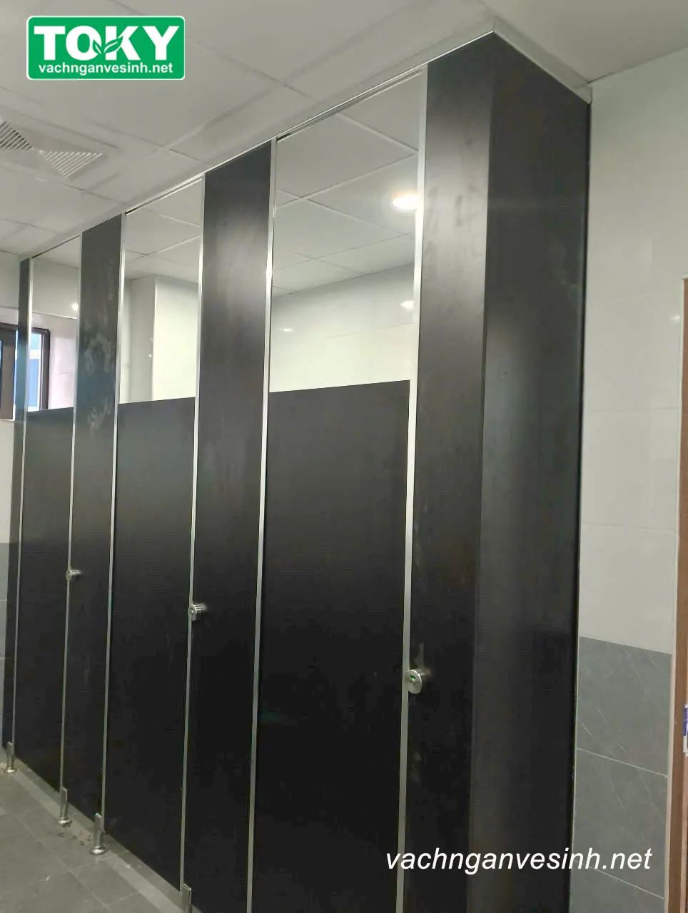 Kích thước vách ngăn vệ sinh Compact – Hiểu đúng để chọn đúng