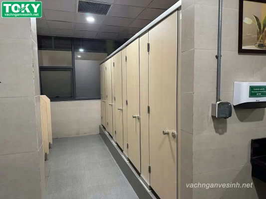 Kích thước vách ngăn vệ sinh Compact – Hiểu đúng để chọn đúng