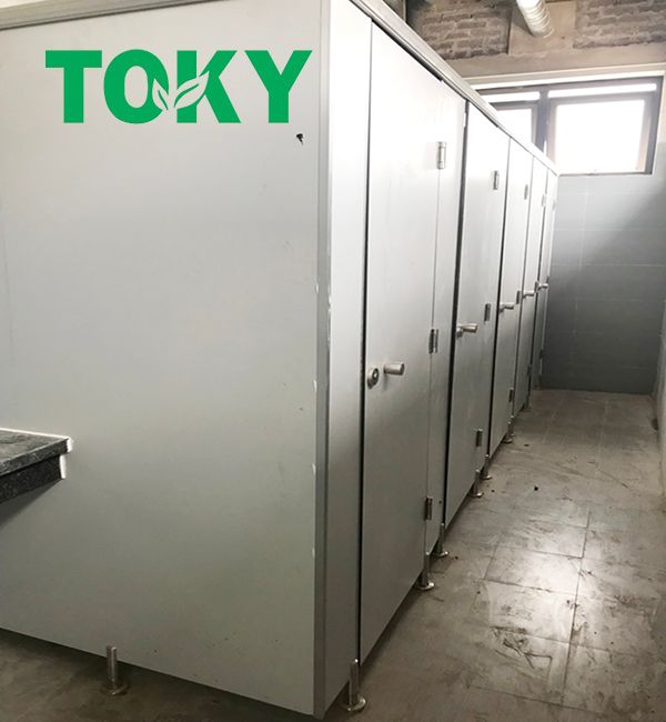 Lắp đặt vách ngăn vệ sinh compact tại trường THCS Kim Nỗ