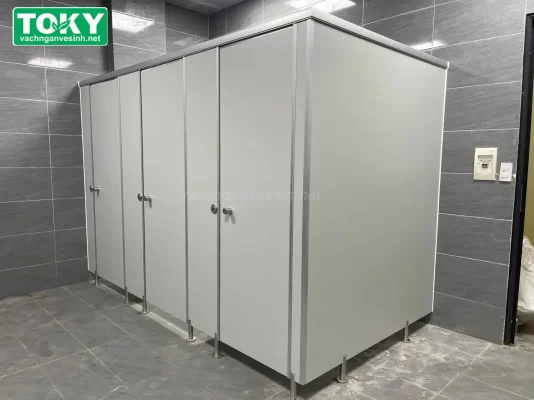 Lựa chọn vách ngăn vệ sinh compact hay MFC: Chuyên gia thi công tư vấn