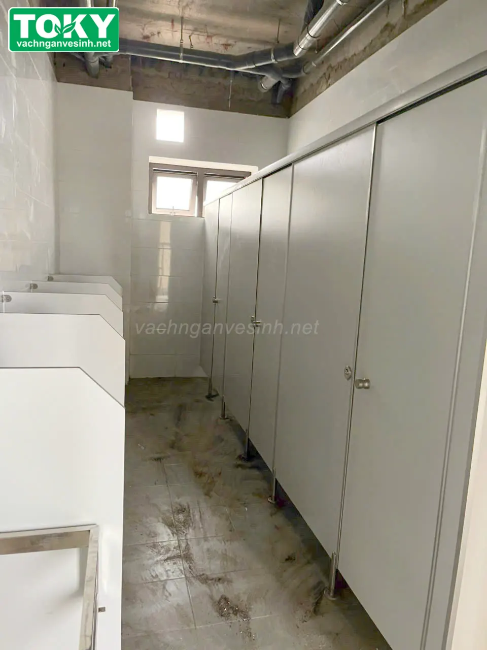 Nên lựa vách ngăn vệ sinh Compact hay MDF?
