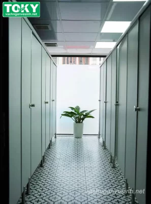 Những rủi ro gặp phải khi tự thi công vách ngăn vệ sinh Compact