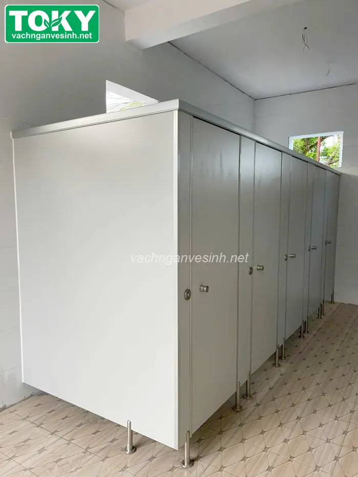 Phụ kiện vách ngăn vệ sinh sau khi lắp đặt hoàn chỉnh