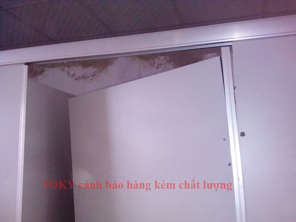 Sửa chữa vách ngăn vệ sinh kém chất lượng và bài học về ham giá rẻ
