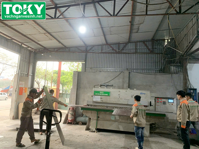 Thời gian thi công vách ngăn vệ sinh trung bình là bao lâu?
