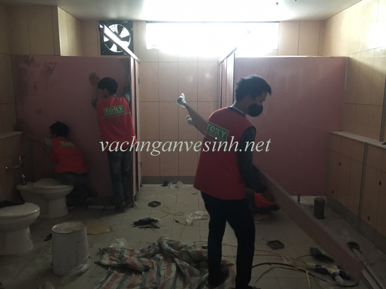 Toky thi công công trình vách ngăn vệ sinh compact tại Toyoda Thái Bình