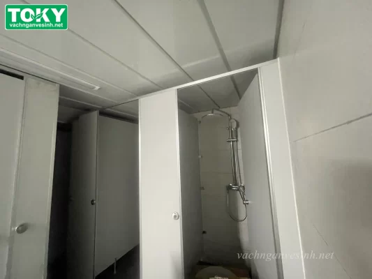 Vách ngăn phòng tắm bằng nhựa Compact HPL giá từ 700k/m2 - Giải pháp từ chuyên gia