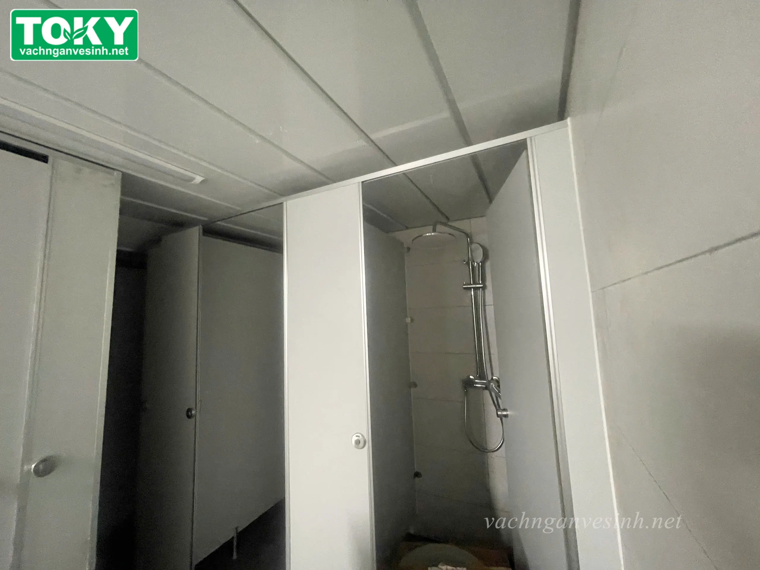 Vách ngăn phòng tắm bằng nhựa Compact HPL giá từ 700k/m2 - Giải pháp từ chuyên gia