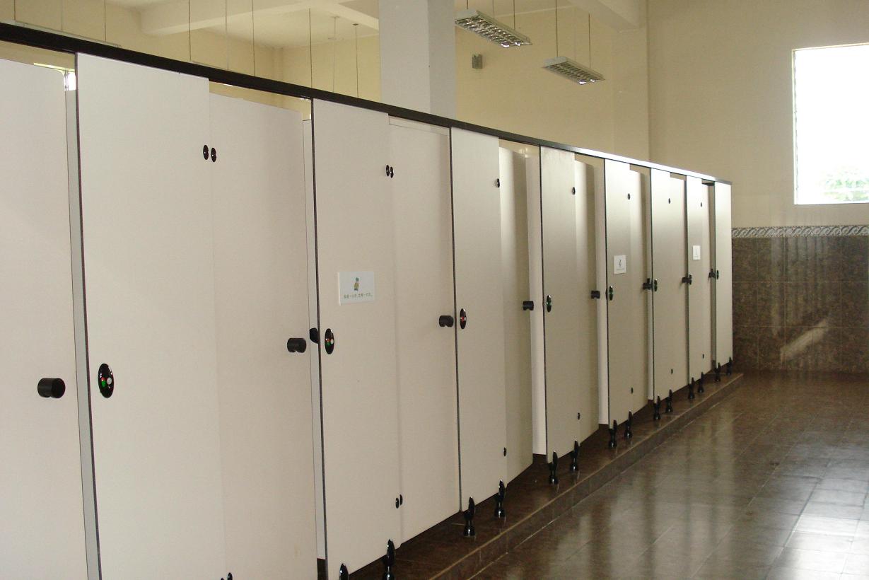 vách ngăn vệ sinh gỗ công nghiệp