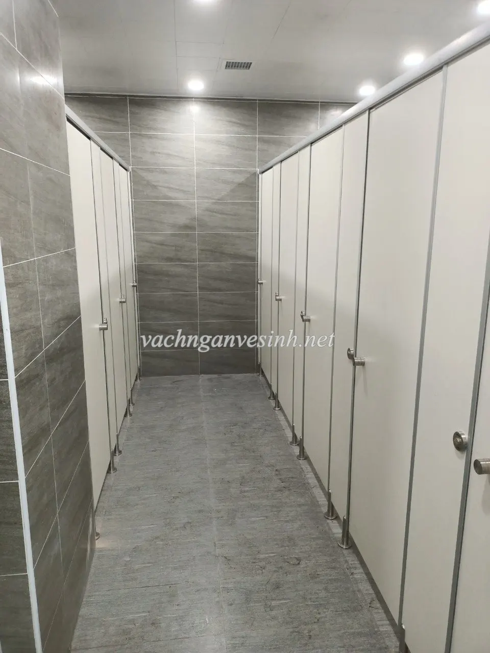 Báo giá vách ngăn vệ sinh phụ thuộc những yếu tố nào?