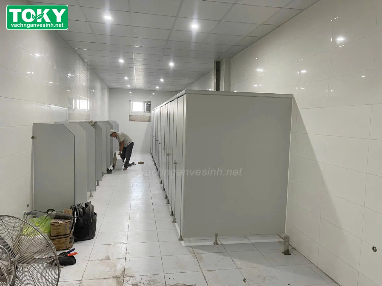 Vì sao vách ngăn vệ sinh compact 12mm dùng phổ biến nhất?
