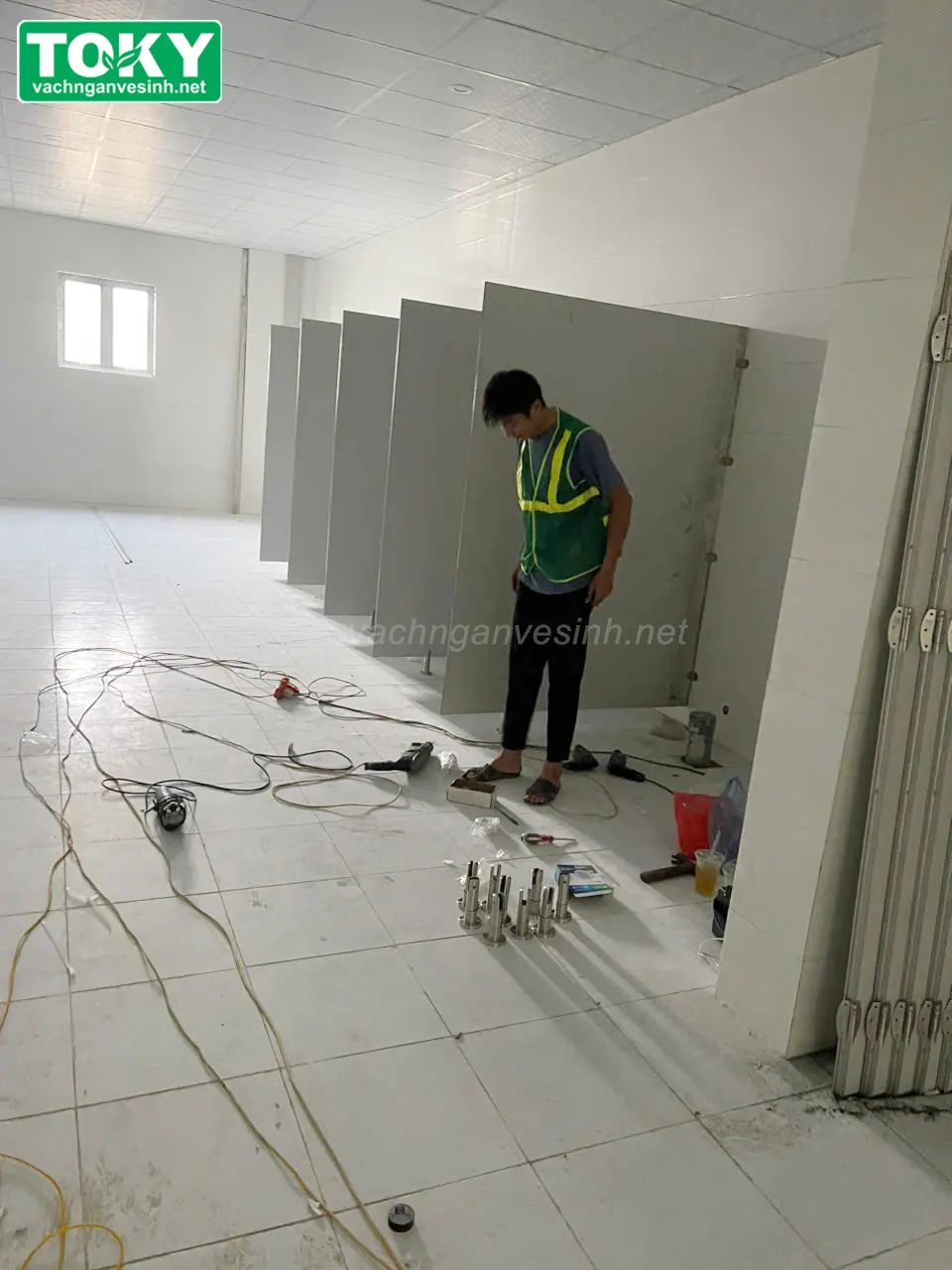 Vì sao vách ngăn vệ sinh compact 12mm dùng phổ biến nhất?