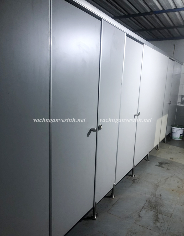 Lắp đặt vách ngăn vệ sinh compact cho Nhà máy bia Hưng Yên