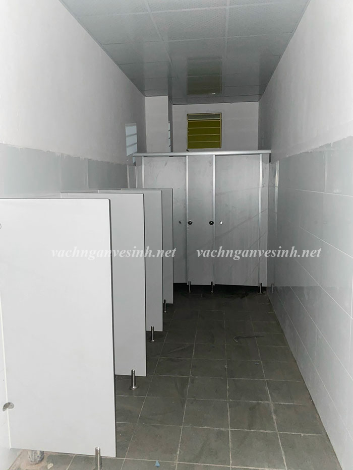 Lắp đặt vách ngăn vệ sinh compact tại trường THPT Lê Văn Hưu