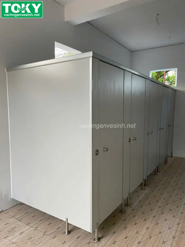 Làm vách ngăn phòng tắm bằng nhựa được không?