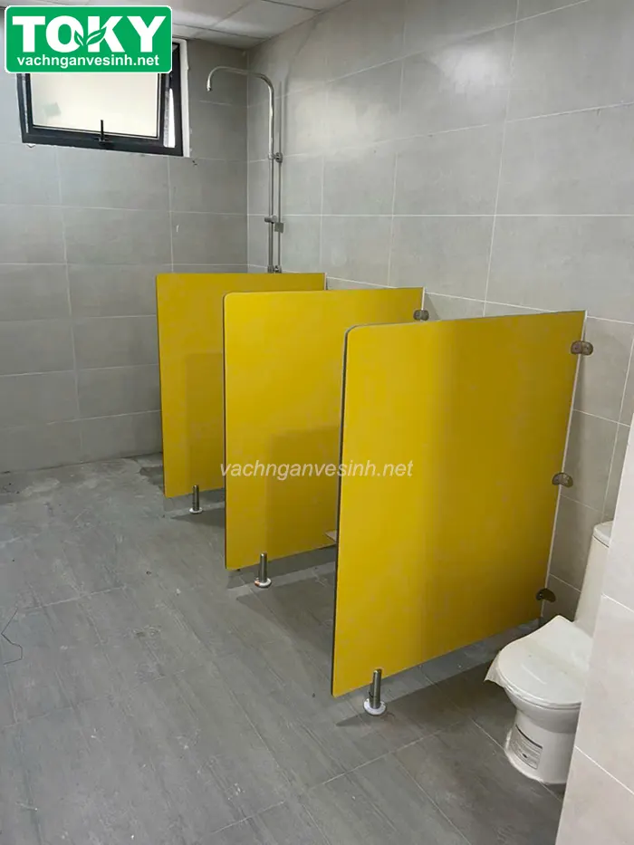 Nên sử dụng vách tiểu nam đứng hay treo?