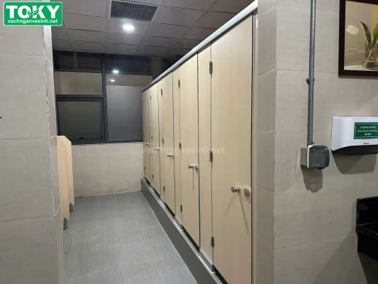 Chiều cao vách ngăn vệ sinh: Công thức tính và yếu tổ ảnh hưởng năm 2025