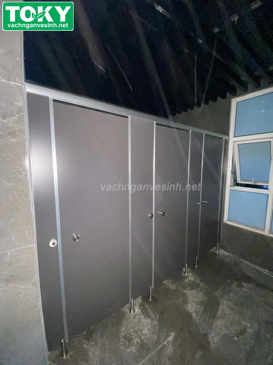Toky hoàn thiện vách ngăn vệ sinh cho tòa nhà VietinBank