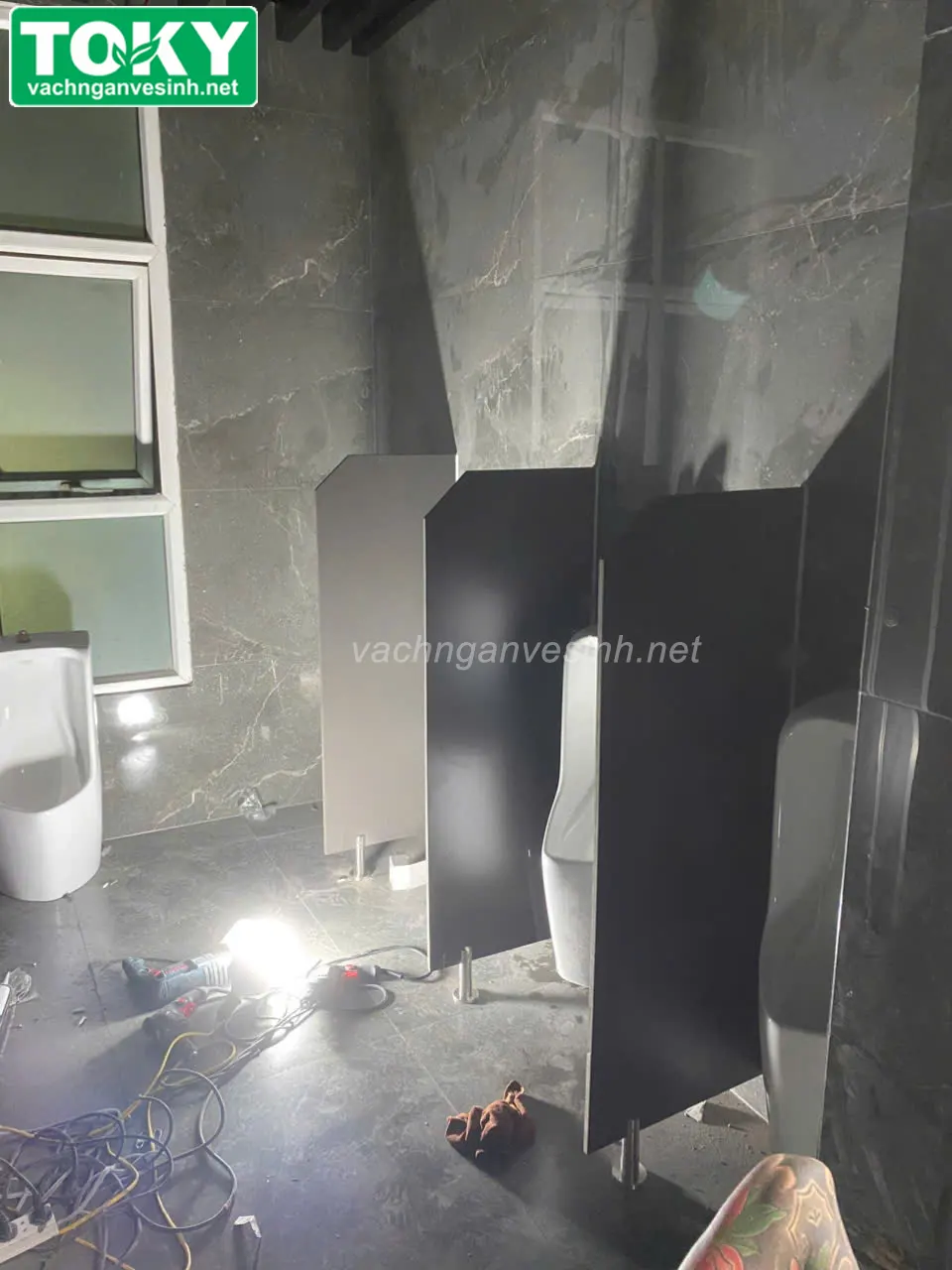 Toky hoàn thiện vách ngăn vệ sinh cho tòa nhà VietinBank