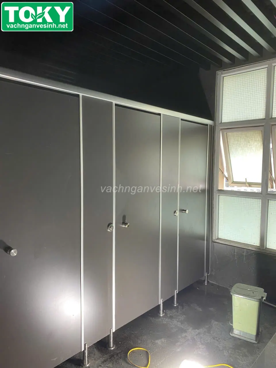 Toky hoàn thiện vách ngăn vệ sinh cho tòa nhà VietinBank