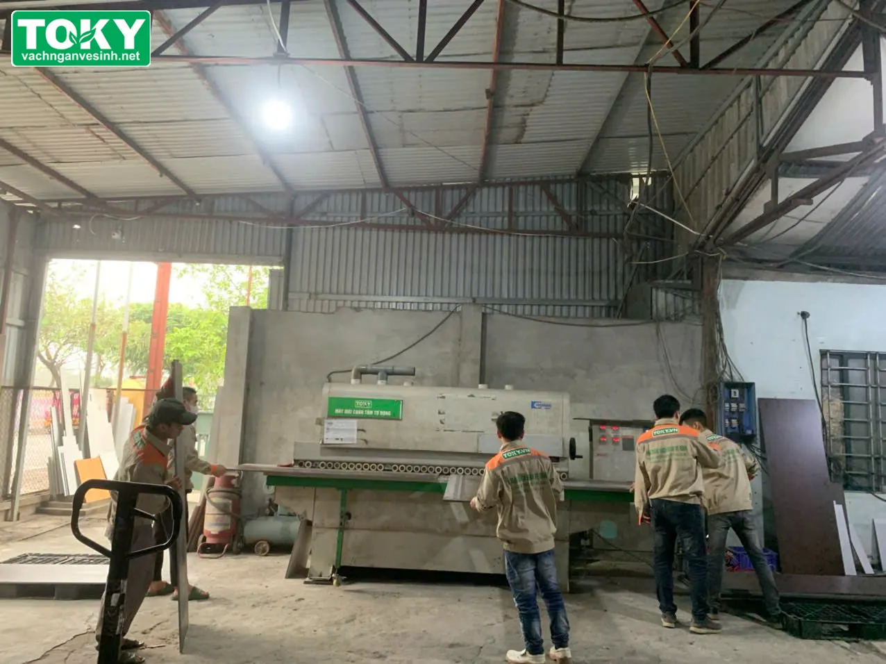 Toky trang bị máy mài cạnh CNC Homag tự động độc quyền