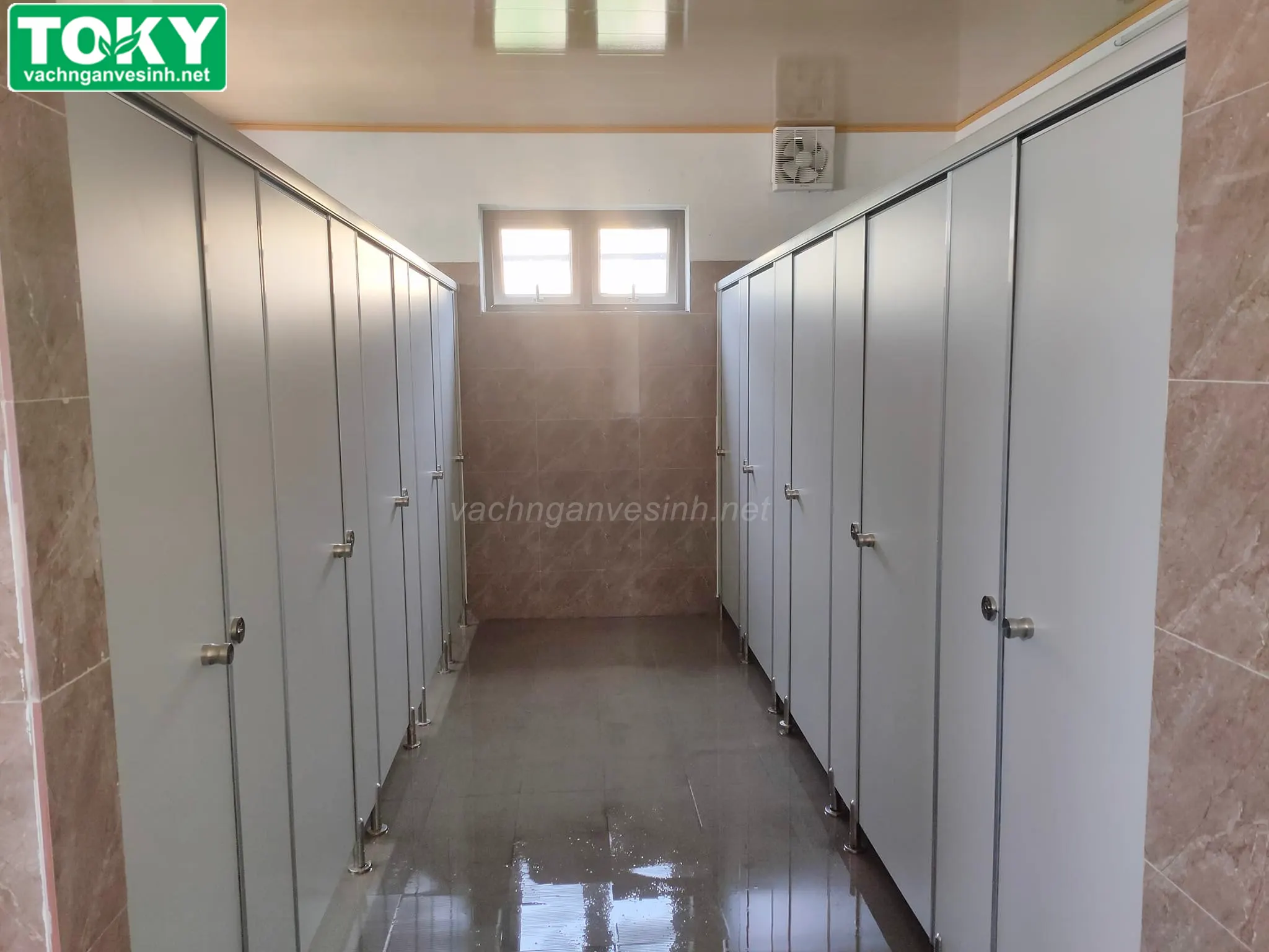 Tổng hợp mẫu vách ngăn vệ sinh đẹp, tiết kiệm chi phí [Cập nhật 2025]