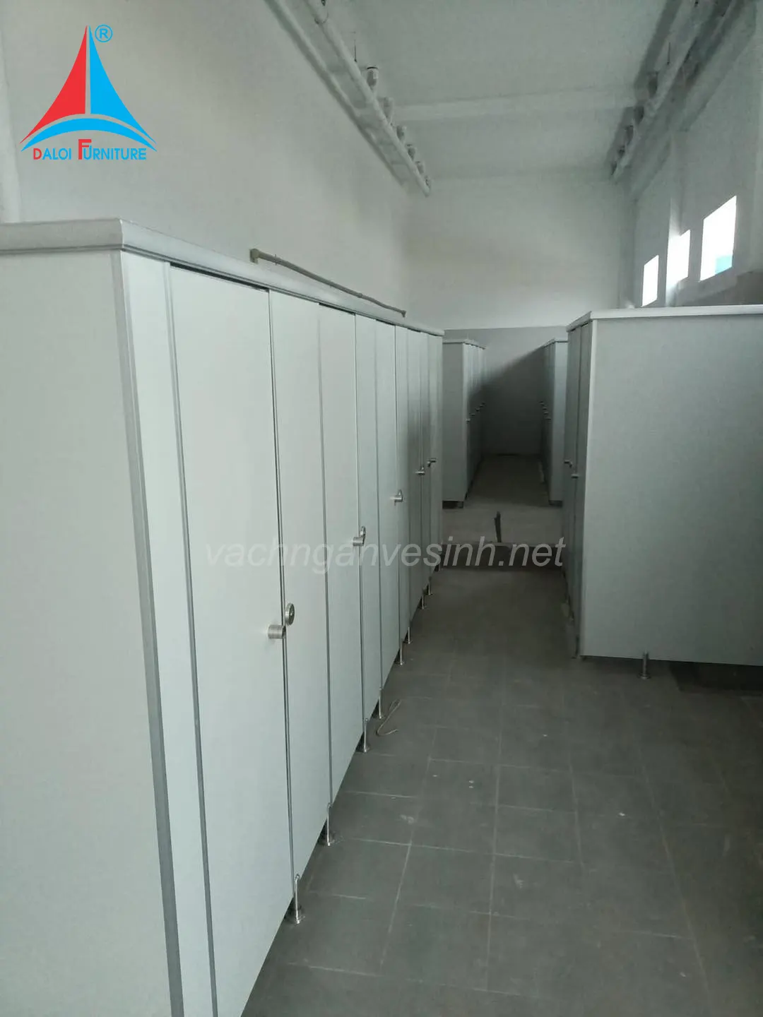 Tổng hợp mẫu vách ngăn vệ sinh đẹp, tiết kiệm chi phí [Cập nhật 2025]