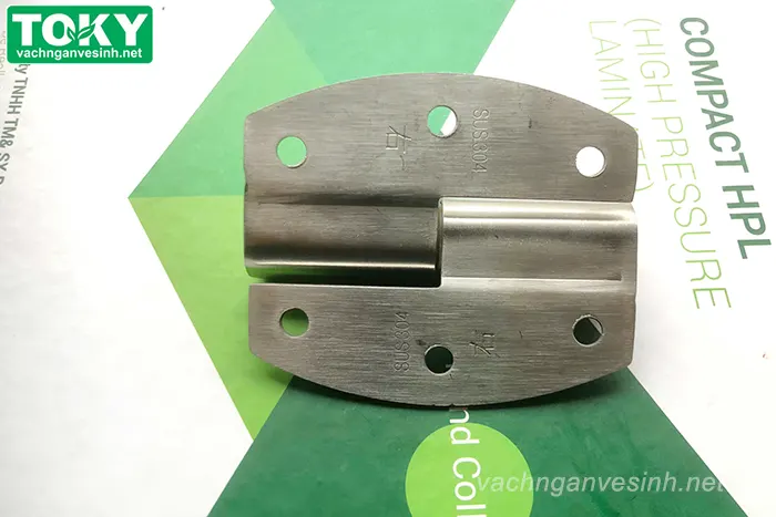 Phụ kiện bản lề vách ngăn vệ sinh inox 304 6 lỗ GEKO-BL6TP tự đóng