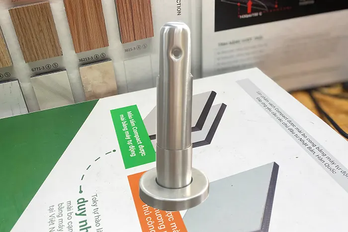 Phụ kiện chân đỡ vách ngăn vệ sinh inox 304 GEKO-304V3