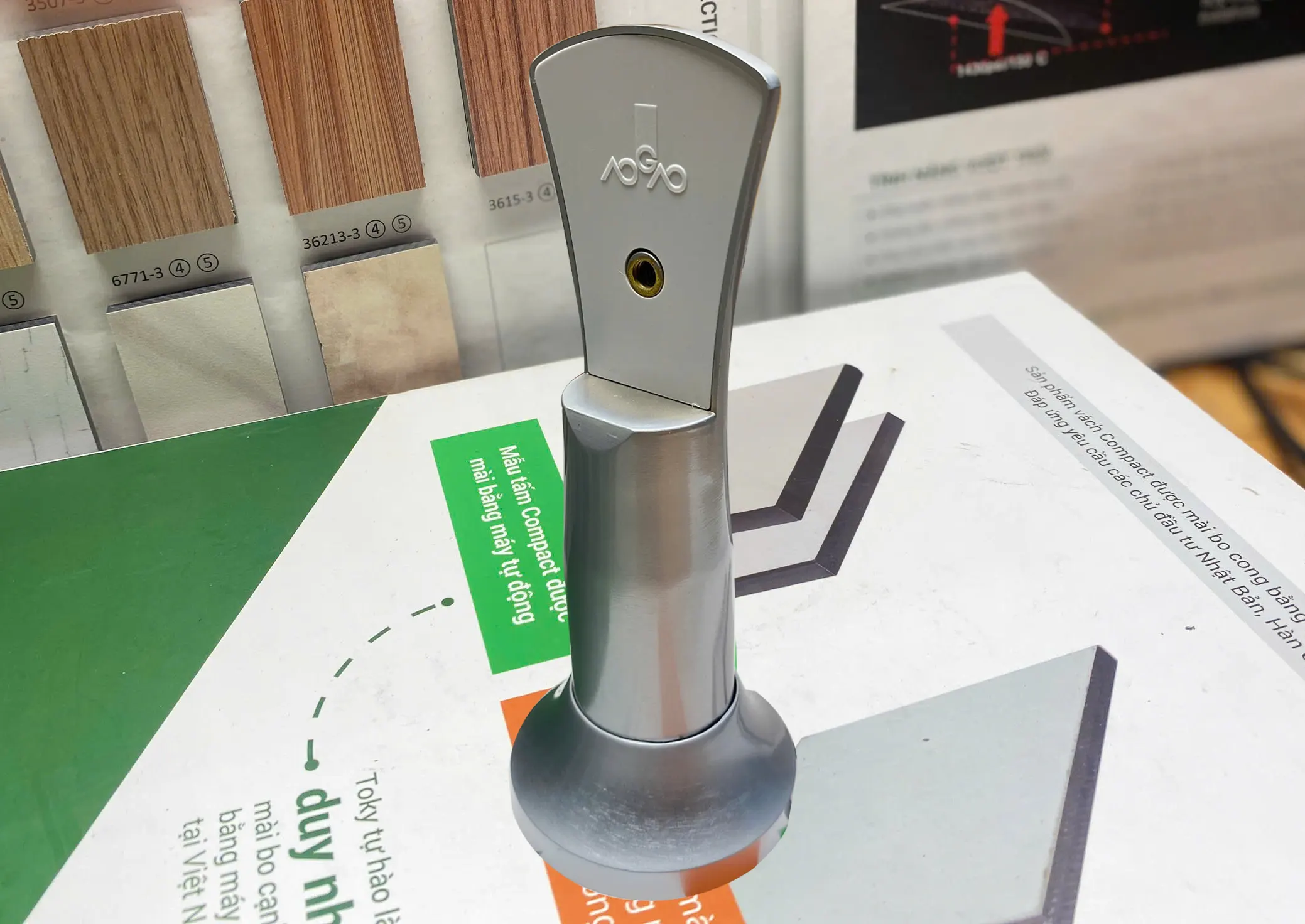 Phụ kiện chân đỡ vách ngăn vệ sinh cao cấp TOKY-C