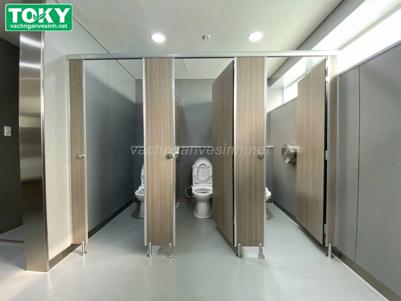 Chiều cao vách ngăn vệ sinh bao nhiêu là hợp lý? Có tiêu chuẩn nào không?