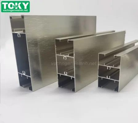 Hiện đại với vách ngăn vệ sinh sử dụng ủng nhôm thay chân đỡ