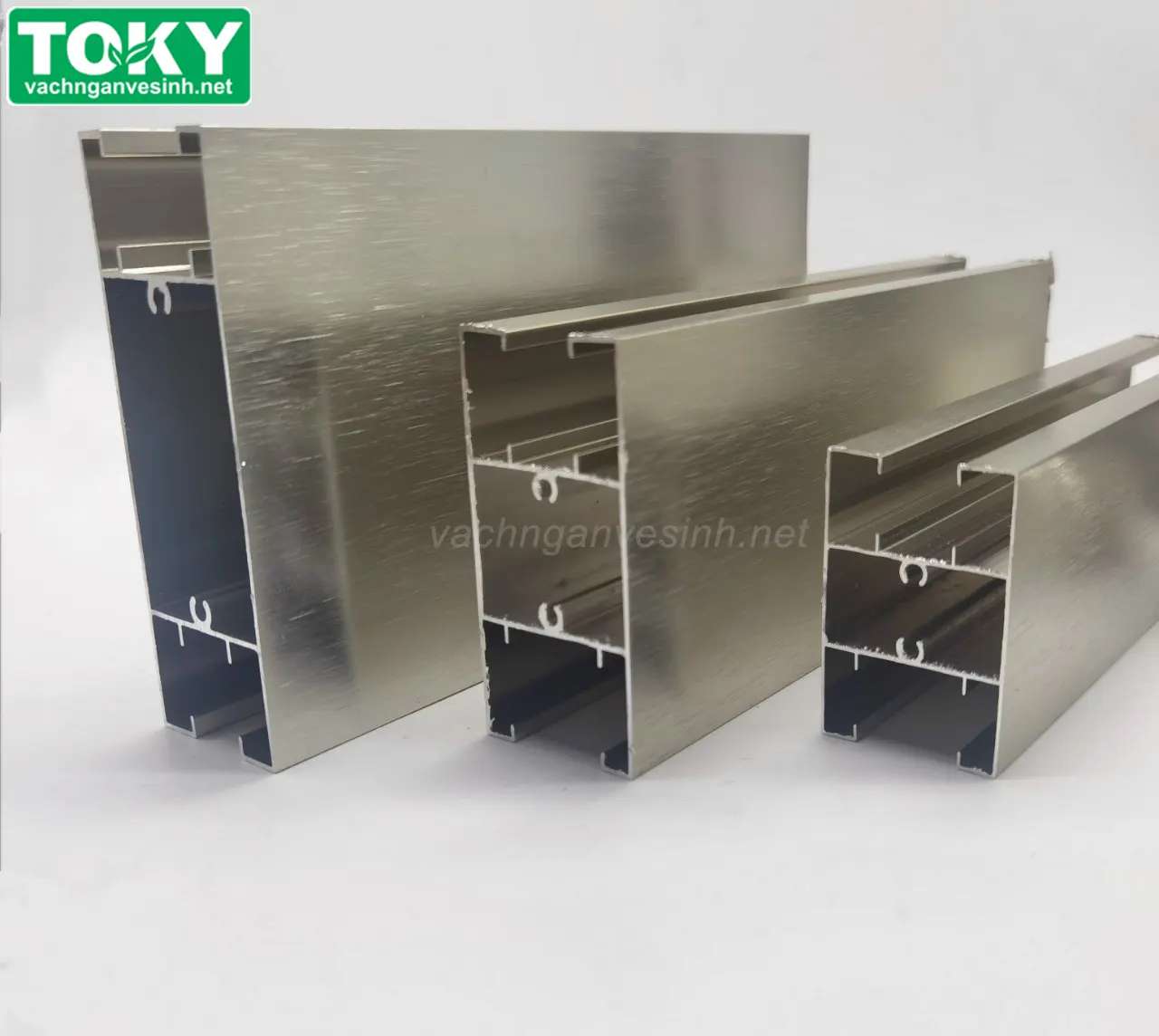 Hiện đại với vách ngăn vệ sinh sử dụng ủng nhôm thay chân đỡ